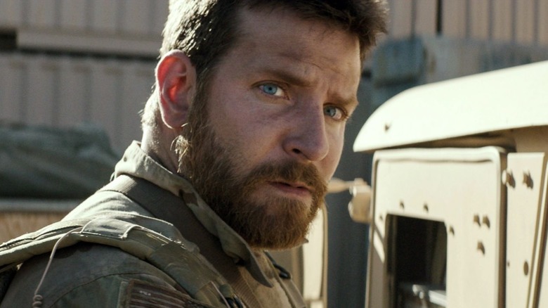Chris Kyle de Bradley Cooper a l'air intense dans American Sniper