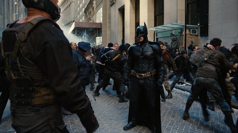 Batman regarde Bane dans 