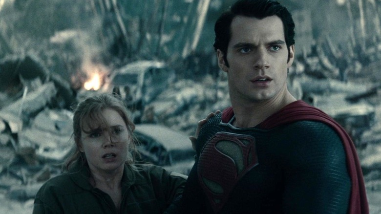 Lois Lane et Superman debout ensemble dans 