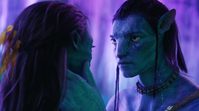 Jake Sully se tendre avec Neytiri dans Avatar (2009)