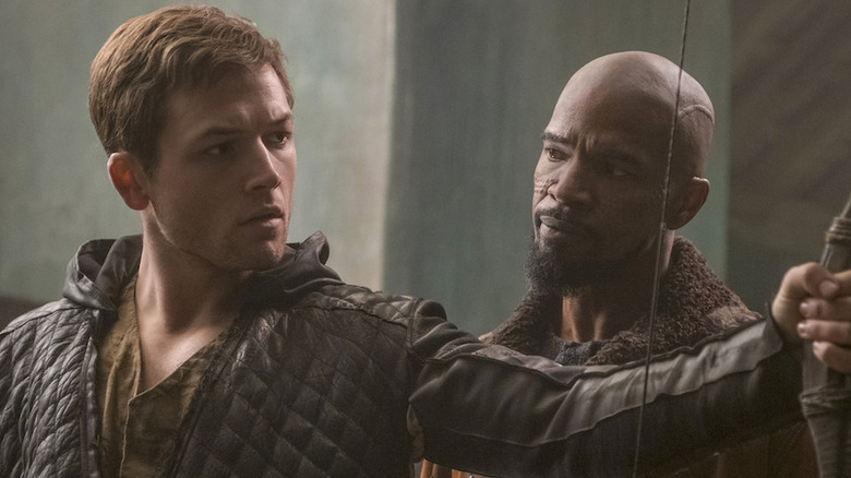 John regarde Robin dans Robin des Bois (2018)