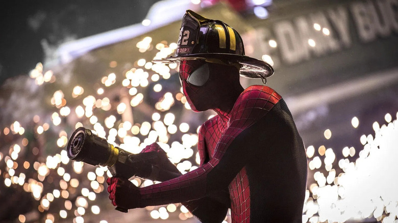 Spider-Man dans un chapeau de pompier pointant un tuyau dans The Amazing Spider-Man 2 (2014)