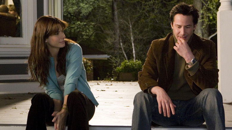 Alex et Kate assis sur le porche dans The Lake House (2006)