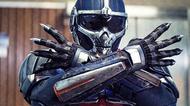 Taskmaster croise les bras 