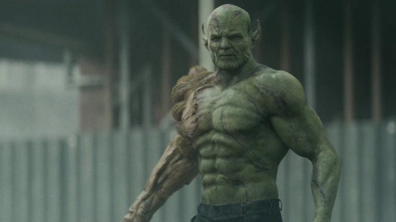 Gravik fait fléchir ses muscles 