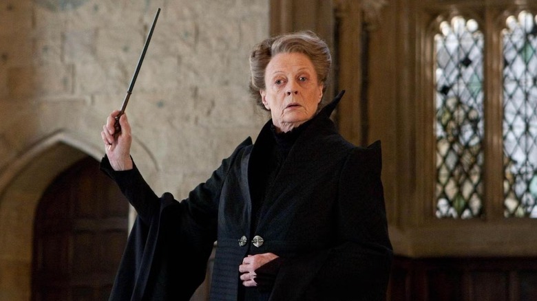 Le professeur Minerva McGonagall levant sa baguette 