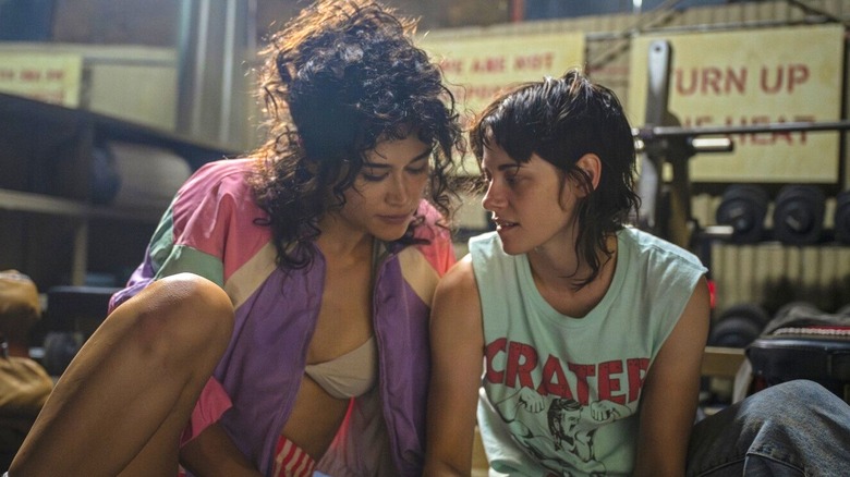 Jackie et Lou assis sur le sol du gymnase dans Love Lies Bleeding