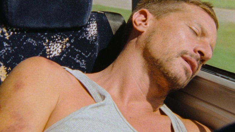 Mikey dort dans un bus à Red Rocket