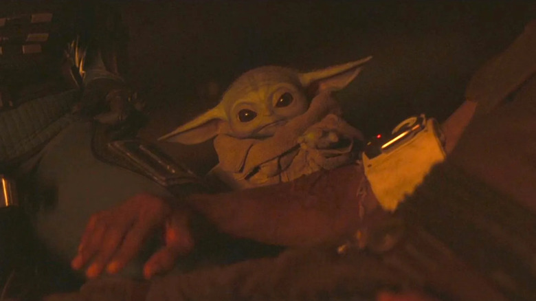 Grogu utilise la guérison par Force sur Greef Karge sur 