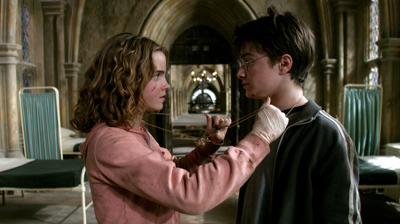 Hermione et Harry portent le retourneur de temps autour du cou à l'infirmerie de Poudlard