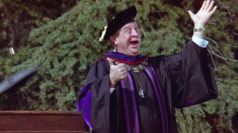 Thornton Melon portant une casquette et une robe de graduation lors de la rentrée scolaire