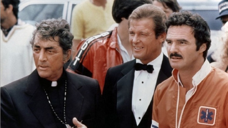Jamie Blake, Seymour Goldfarb et JJ McClure regardent une course dans The Cannonball Run