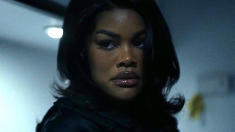 Le détective Kay Raymond a l'air sévère dans Straw