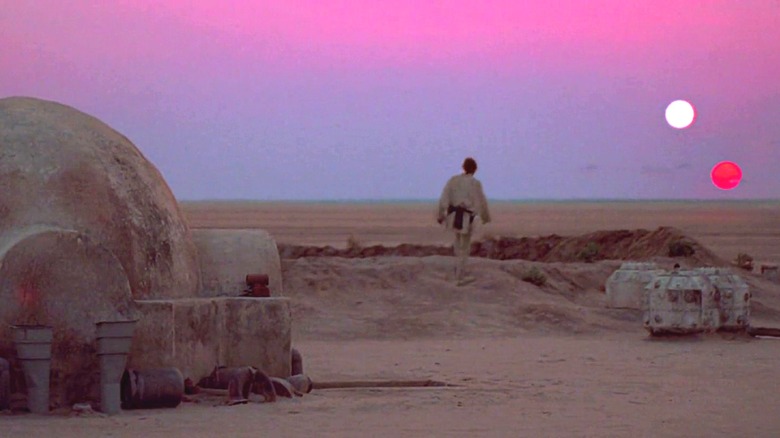 Luke Skywalker marchant vers le coucher du soleil sur Tatooine 
