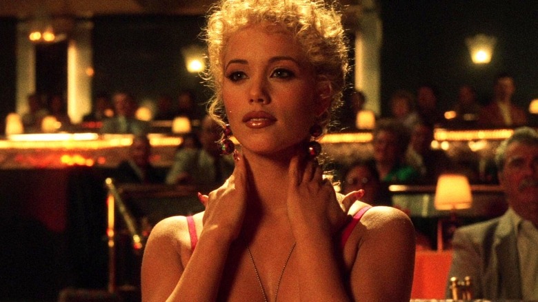 Nomi Malone se masse le cou dans Showgirls