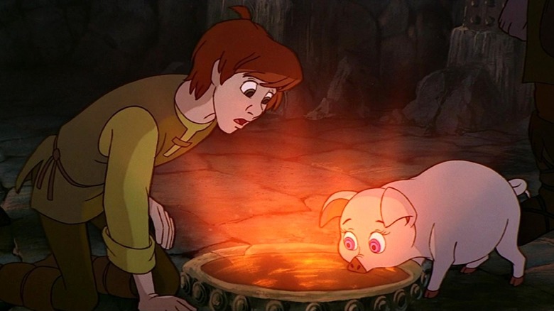Hen Wen utilise l'eau pour voir l'avenir pendant que Taran regarde dans The Black Cauldron (1985)