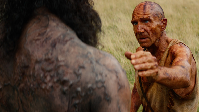 Le Dr Kelson met son bras sur l'épaule de Samson "28 ans plus tard : le Temple des Os" (2026)