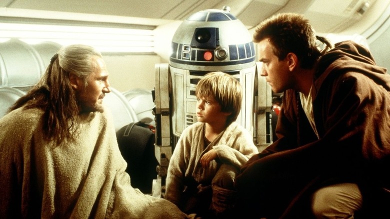 Qui-Gon Jinn parlant à Anakin et Obi-Wan dans La Menace Fantôme (1999)