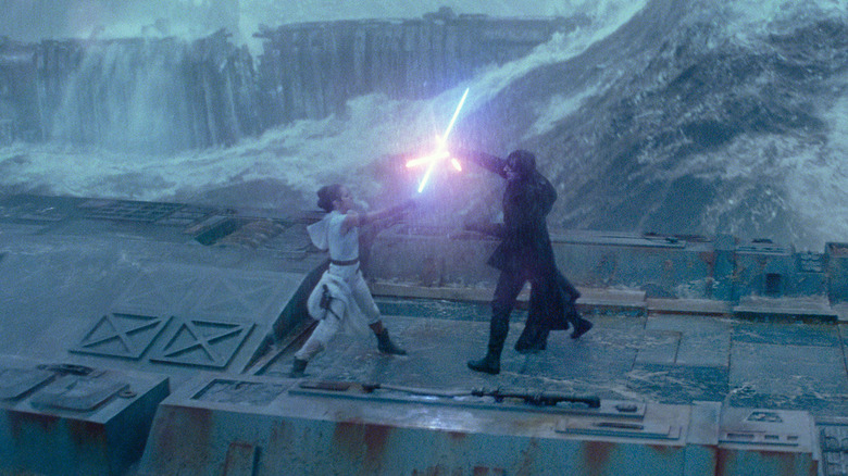 Rey et Kylo Ren s'affrontent au sabre laser dans Star Wars : L'Ascension de Skywalker (2019)