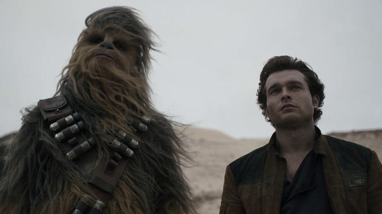 Chewbacca et Han Solo regardent un navire décoller dans Solo : A Star Wars Story (2018)
