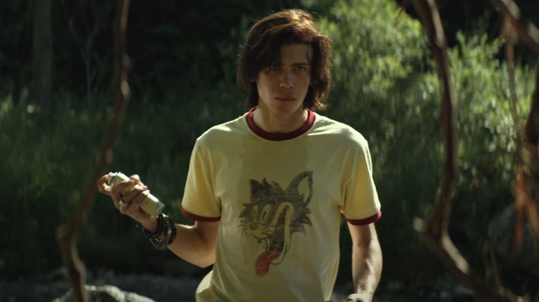 Patrick Hockstetter tenant une bombe aérosol dans 