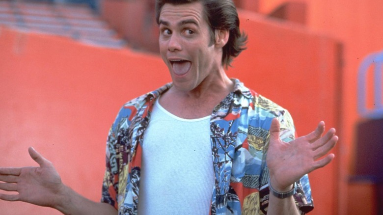Ace Ventura en chemise hawaïenne avec la bouche ouverte.