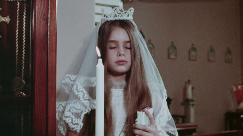 Karen tenant une bougie 