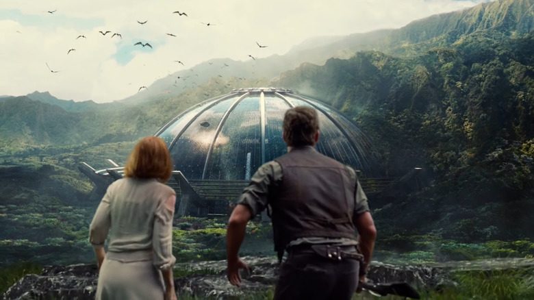 Claire et Owen regardent la volière dans Jurassic World