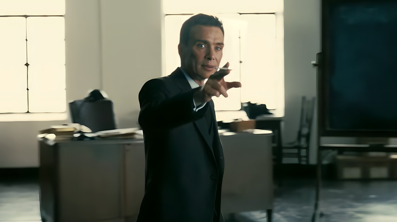 Oppenheimer dans sa classe montrant