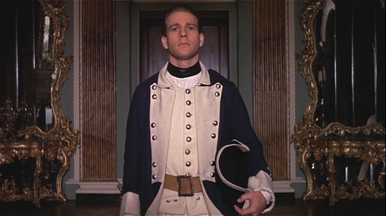 Barry Lyndon debout en uniforme tenant son chapeau