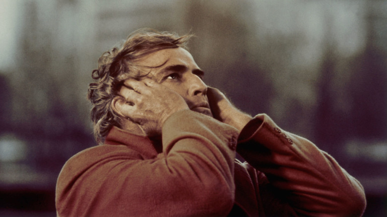 Paul se bouche les oreilles 