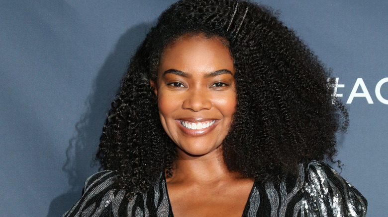 syndicat souriant en robe à paillettes