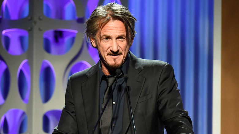 Sean Penn sur scène devant un micro