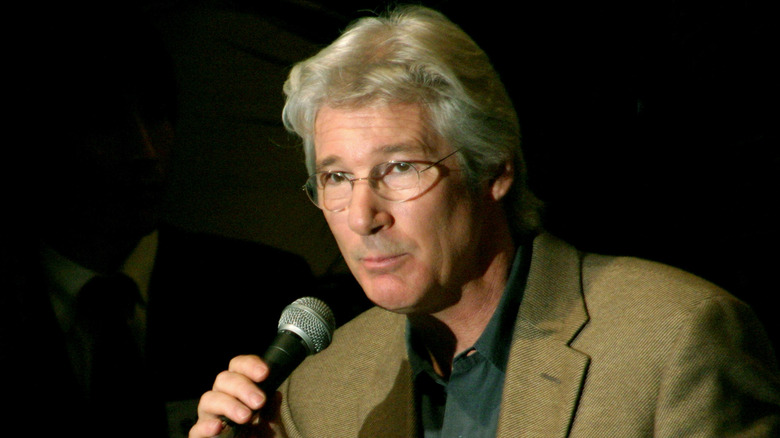 Richard Gere tenant un micro