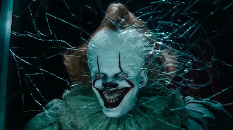 Pennywise le clown dansant avec un sourire terrifiant : chapitre deux