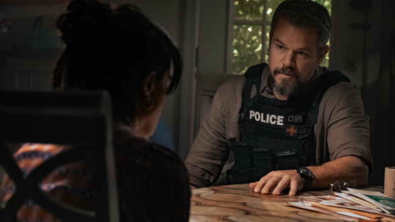 Danois parlant avec Desi dans 