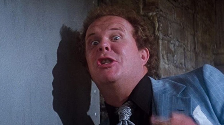 Otis porte un costume