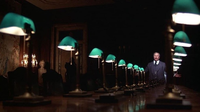 Arthur Jensen prononçant un discours