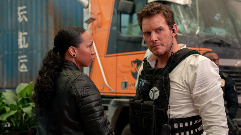 Chris Raven et Jaq Diallo regardent la scène du crime