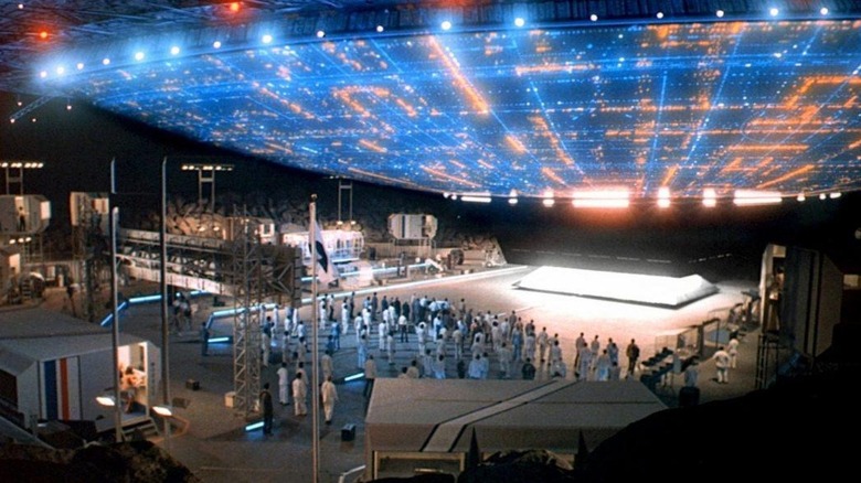 Le vaisseau-mère s'ouvre alors que les scientifiques attendent dehors dans Close Encounters of the Third Kind