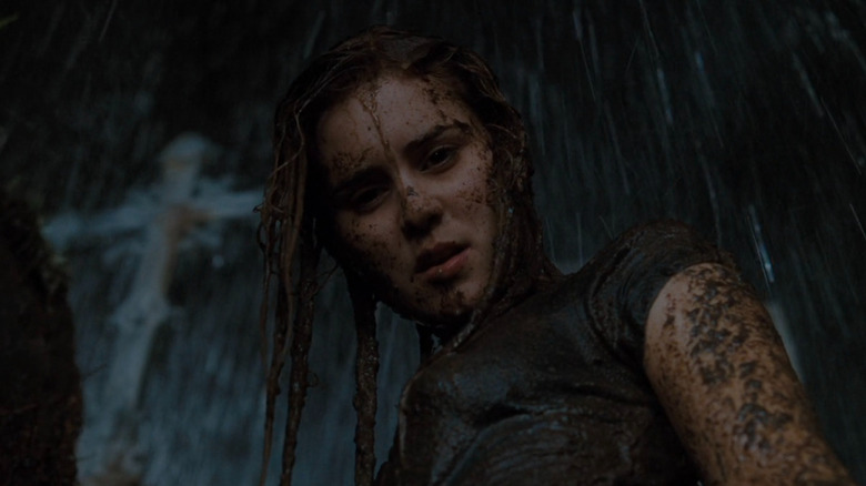 Christine Brown couverte de boue 