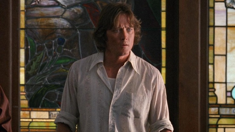 Mike Rogers s'adressant à la congrégation de l'église dans Fire in the Sky