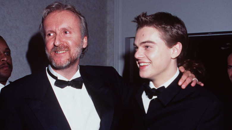 James Cameron et Leonardo DiCaprio souriants aux Golden Globe Awards (1998)