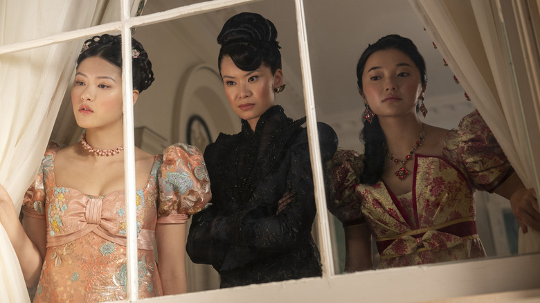 Posy, Lady Araminta Gun et Rosamund regardant par la fenêtre 