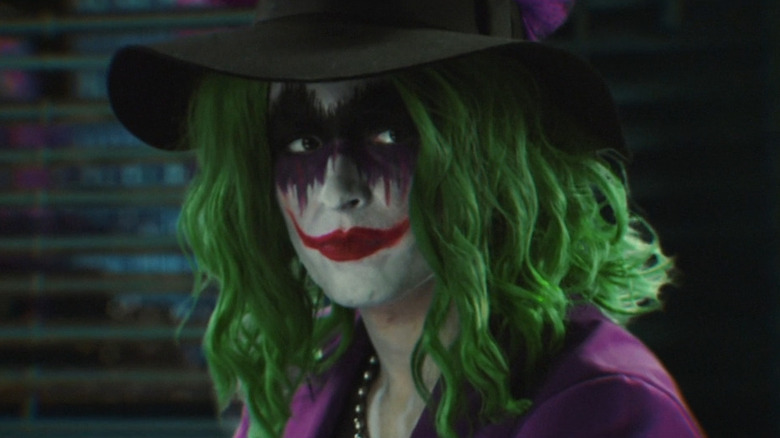 Joker l'Arlequin regardant solennellement sa mère dans The People's Joker