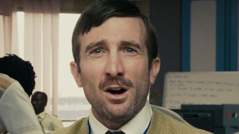 Wikus van der Meuwe avec une moustache dans le 9e arrondissement