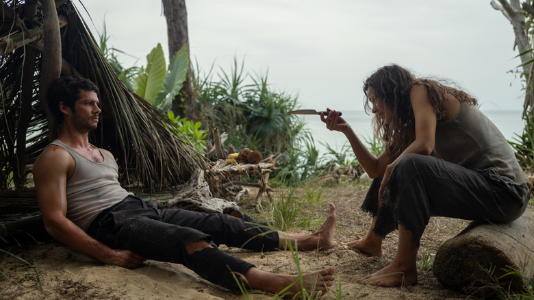 Linda pointe un couteau sur Bradley