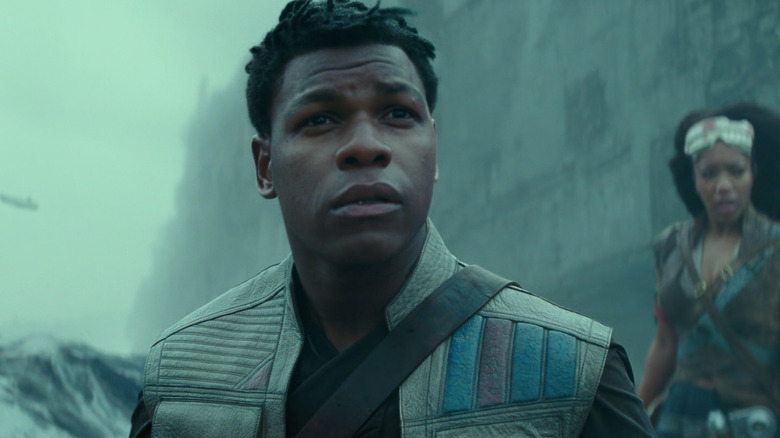 Finn regarde vers le ciel pendant que le vent repousse ses cheveux dans Star Wars : L'Ascension de Skywalker