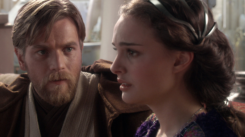 Padmé a l'air profondément désemparée alors qu'Obi-Wan regarde avec inquiétude dans un appartement sur Coruscant dans Star Wars : La Revanche des Sith