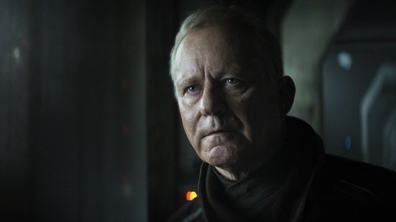 Luthen Rael livre un monologue tendu alors qu'il se tient dans un coin sombre de Coruscant. 